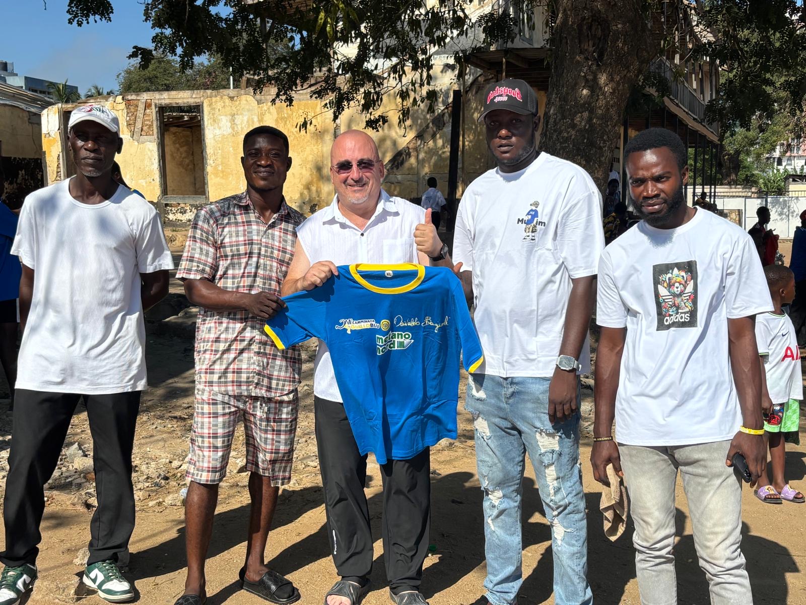 Max Conti consegna la maglia di Verona ad Accra