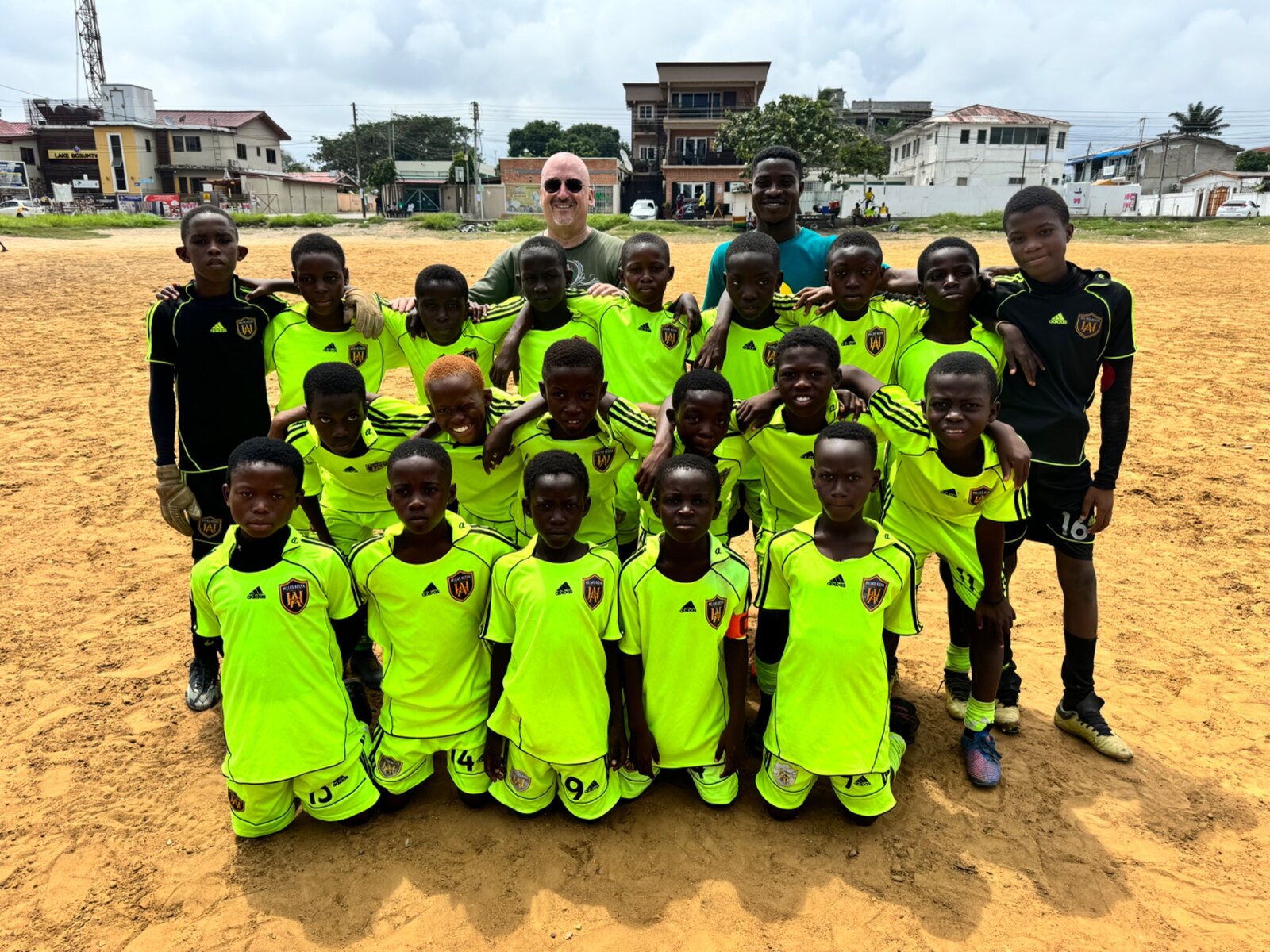 La squadra Hellas Accra con la prima divisa ufficiale acquistata nel 2024