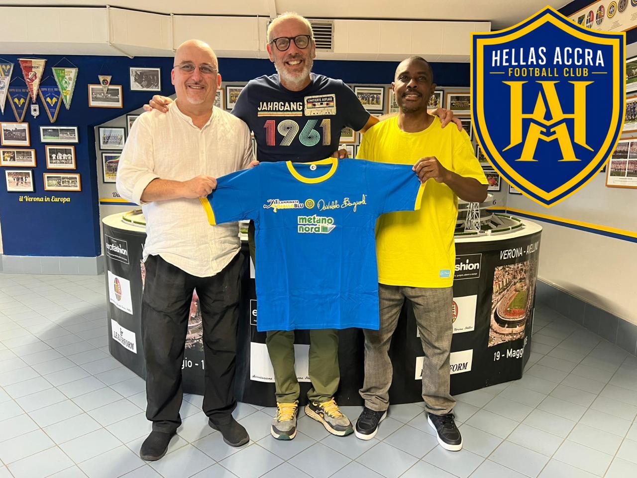 Sergio Chicco Guidotti consegna una maglia a Max Conti