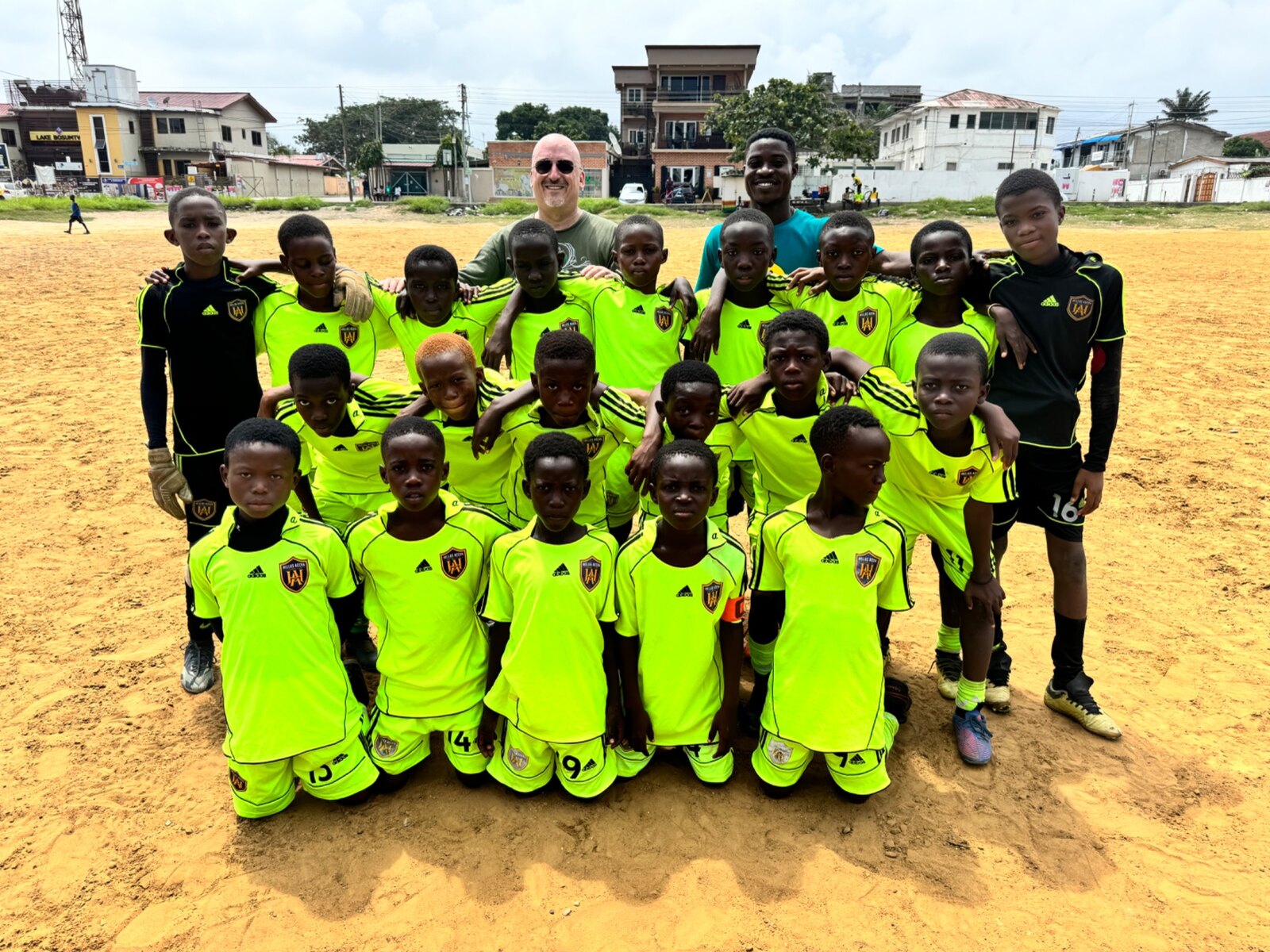 Max Conti con la squadra giovanile Hellas Accra Football Club