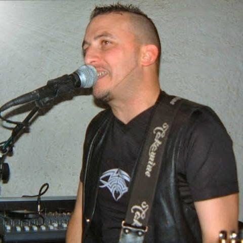 Max Conti si esibisce dal vivo come musicista e cantante