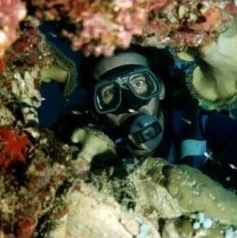 Max Conti durante un’immersione tra le formazioni coralline