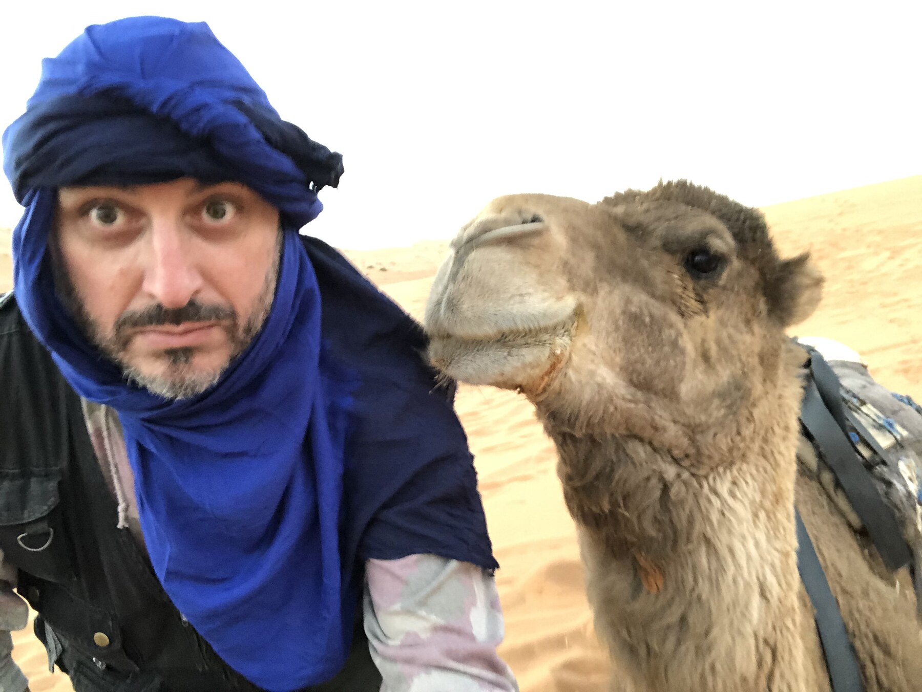 Max Conti nel deserto durante uno dei suoi viaggi