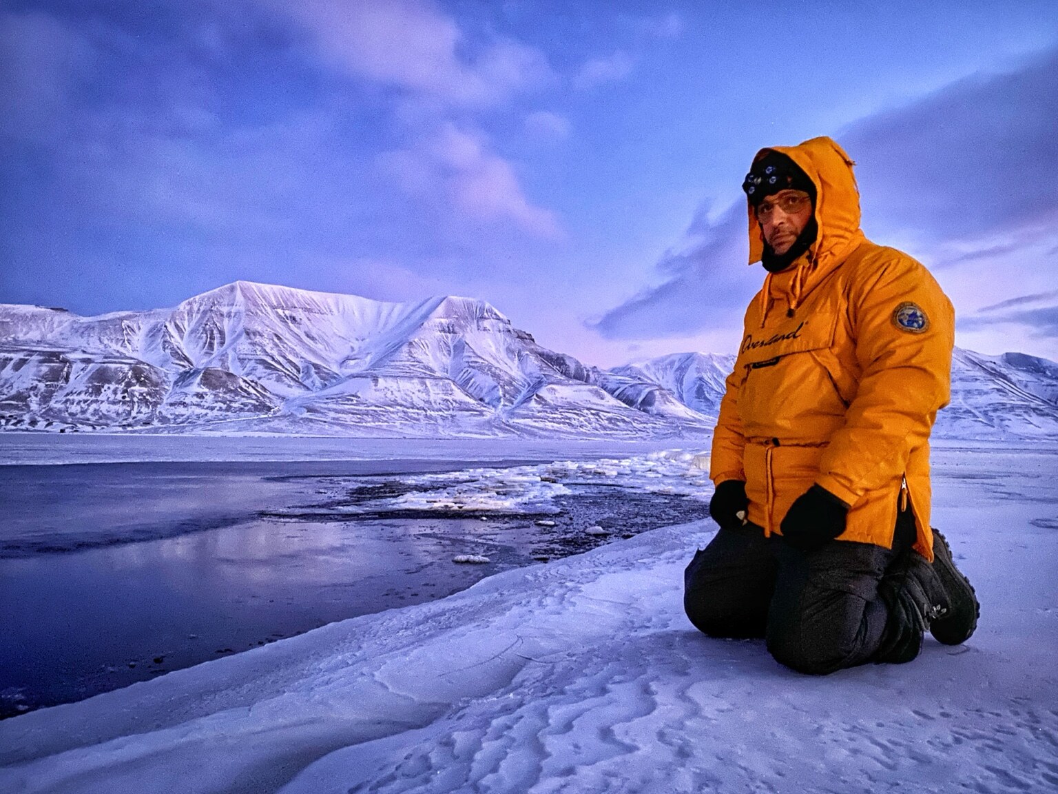 Max Conti alle Svalbard in un paesaggio artico