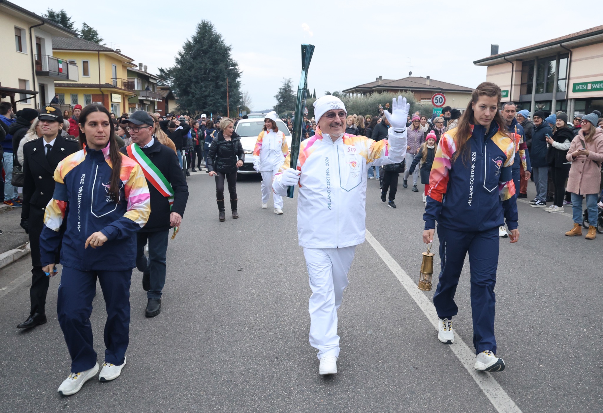 Max Conti porta la Fiamma Olimpica nella tappa di Verona il 18 gennaio 2026